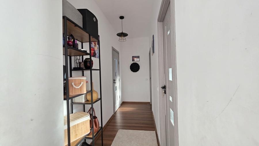 Apartament cu 3 camere semidecomandat în Vest