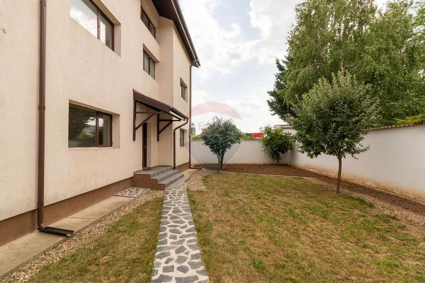 Casă individuală cu 9 camere cu Teren 400 Mp în Est