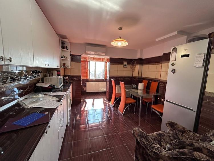 Apartament cu 3 camere decomandat, mobilat în Republicii