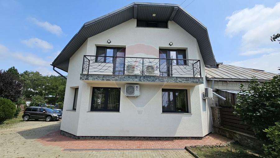 Casă individuală cu 7 camere cu Teren 1000 Mp în Central