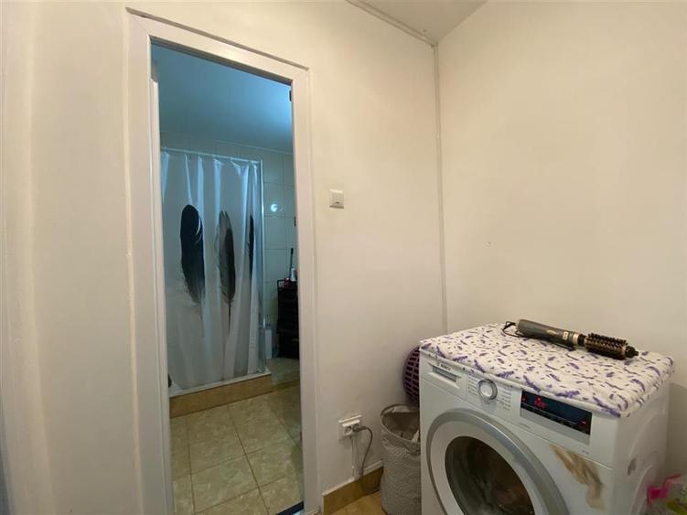 Apartament cu 3 camere semidecomandat în Podul de Piatră