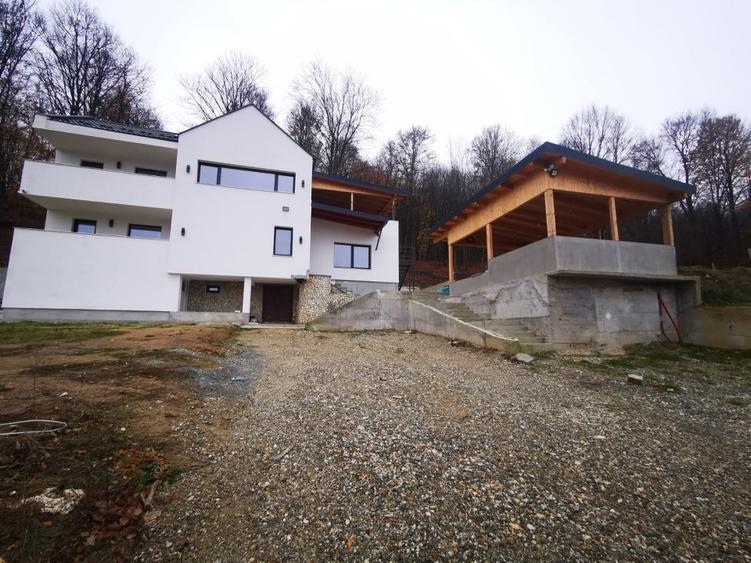 Casă individuală cu 4 camere cu Teren 2546 Mp în Micești