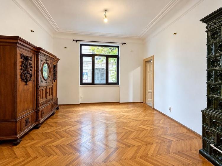 Apartament cu 3 camere semidecomandat în Rosetti
