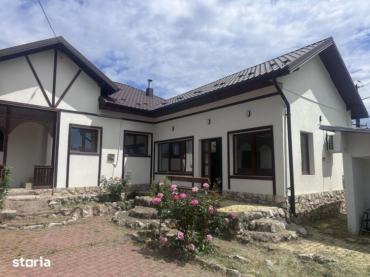 Casă cu 6 camere cu Teren 1532 Mp în Gura Vadului