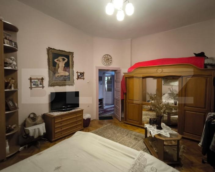 Casă individuală cu 9 camere cu Canalizare în Central