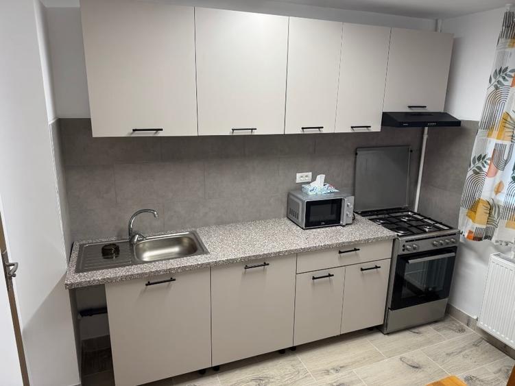 Apartament cu 4 camere semidecomandat, mobilat în Dristor