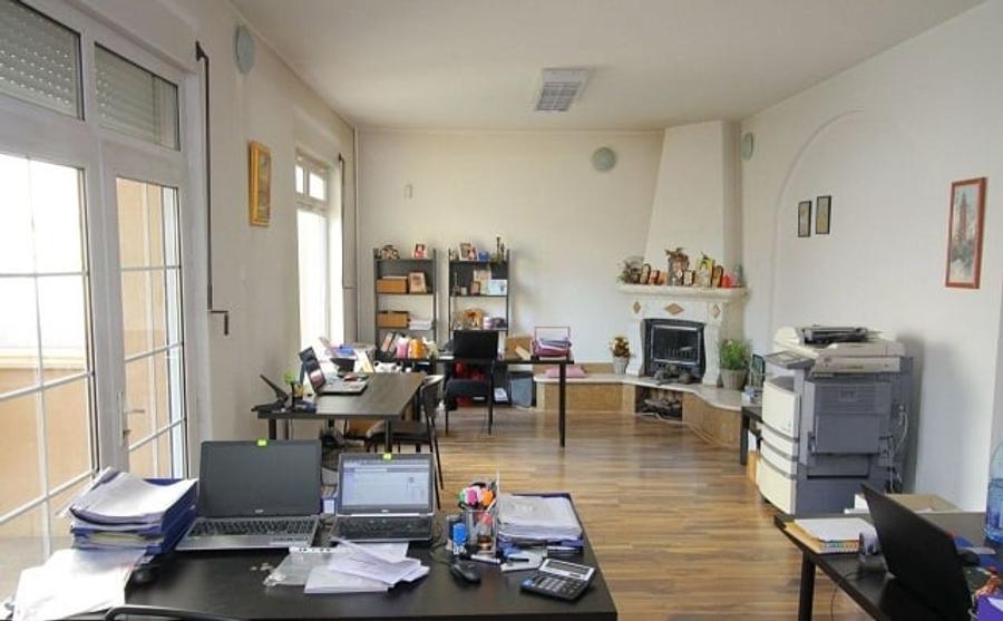 Casă individuală cu 6 camere cu Canalizare în Barbu Văcărescu
