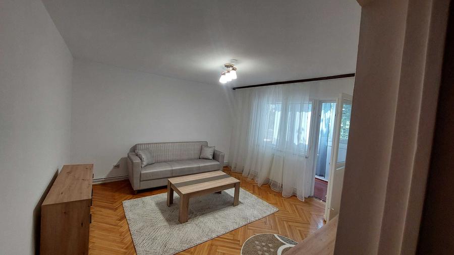 Apartament cu 3 camere decomandat în Micro 5