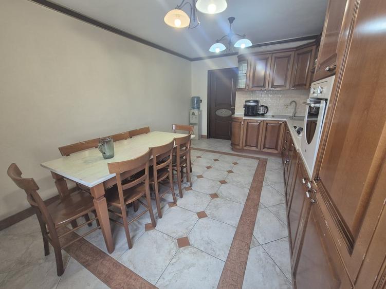 Apartament cu 4 camere decomandat în Decebal