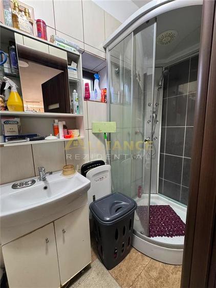 Casă individuală cu 7 camere cu Canalizare în Central
