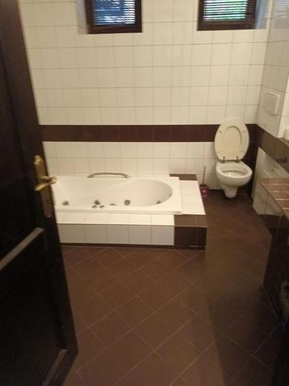 Casă cu 9 camere cu Canalizare în Central