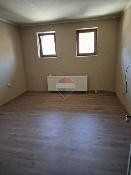Casă individuală cu 21 camere cu Teren 966 Mp în Central