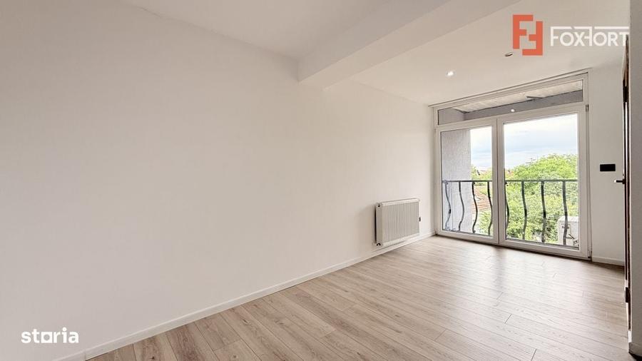 Apartament cu 3 camere semidecomandat în Ghiroda
