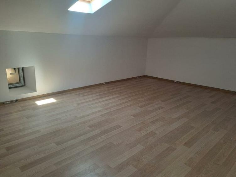 Casă individuală cu 10 camere cu Teren 450 Mp în Central