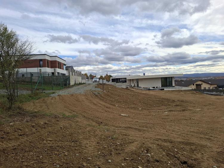 Teren de 10950 mp, în Valea Borcutului
