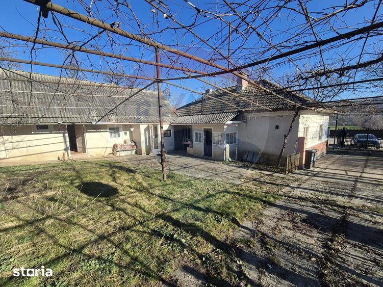 Casă cu 4 camere cu Teren 4700 Mp în Parincea