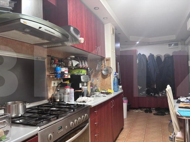 Apartament cu 3 camere semidecomandat, mobilat în Lipovei