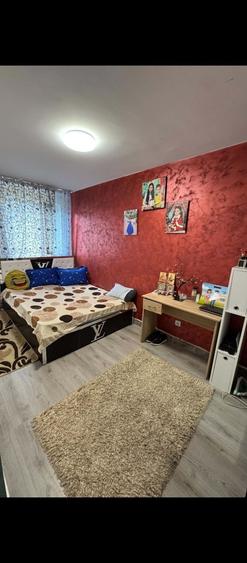 Apartament cu 4 camere semidecomandat în Hipodrom