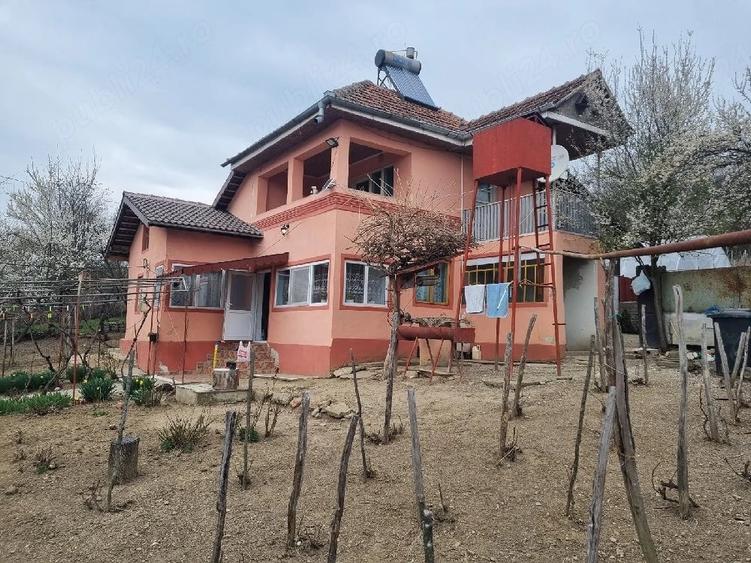 Casă cu 3 camere cu Teren 4300 Mp în Ionești