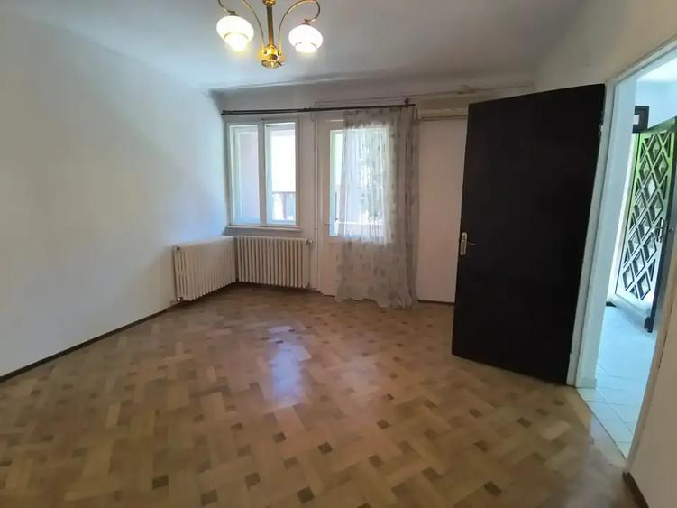 Apartament cu 6 camere decomandat în Domenii