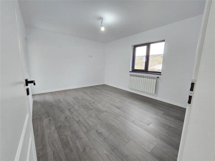 Apartament cu 4 camere decomandat în Lețcani
