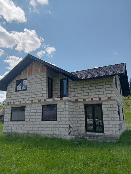 Casă individuală cu 5 camere cu Teren 5000 Mp în Panaci