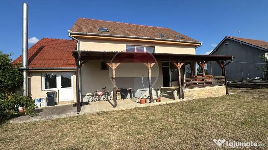 Casă cu 5 camere cu Teren 535 Mp în Sântandrei