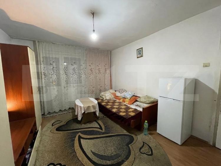 Apartament cu 3 camere semidecomandat, mobilat în Cornitoiu