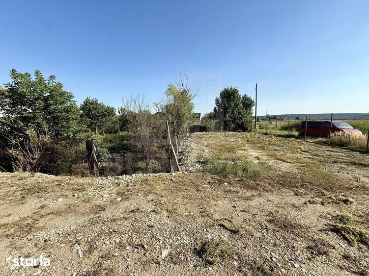 Teren de 1000 mp, în Cernele