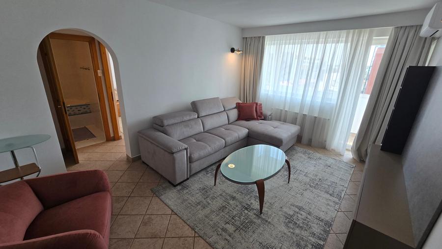 Apartament cu 2 camere semidecomandat în P-ța Victoriei