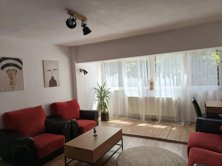 Apartament cu 3 camere semidecomandat în Careiului