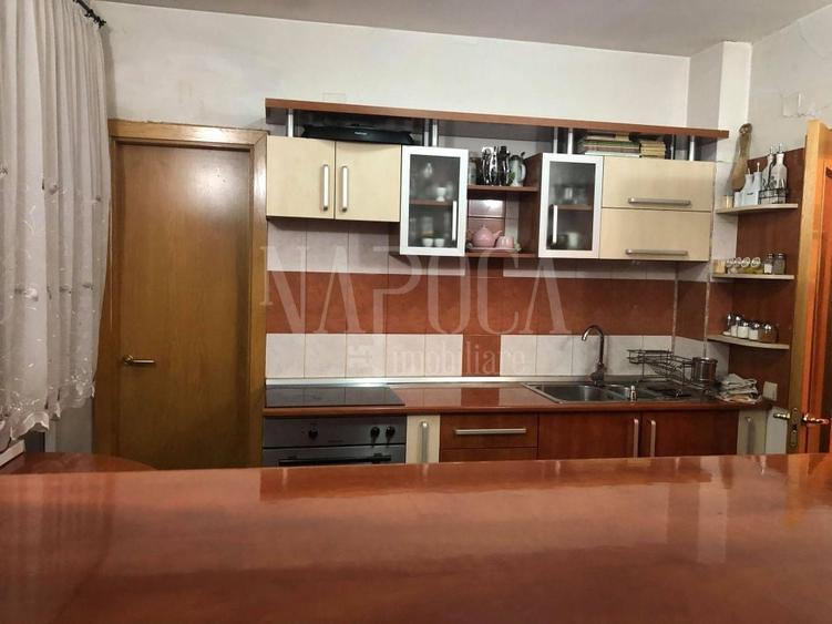 Casă individuală cu 8 camere cu Canalizare în Central