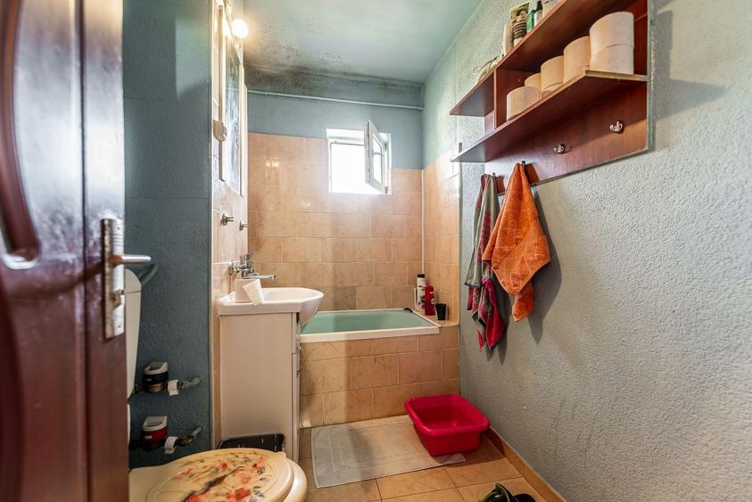 Apartament cu 5 camere semidecomandat în Micălaca