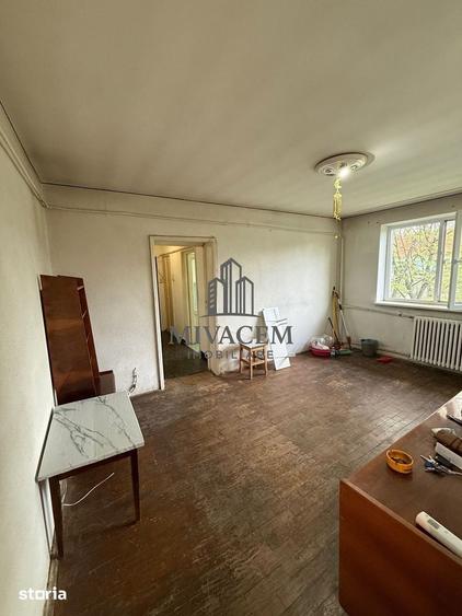 Apartament cu 3 camere semidecomandat în Calea București