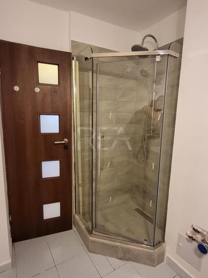 Apartament cu 4 camere semidecomandat, mobilat în Gorjului