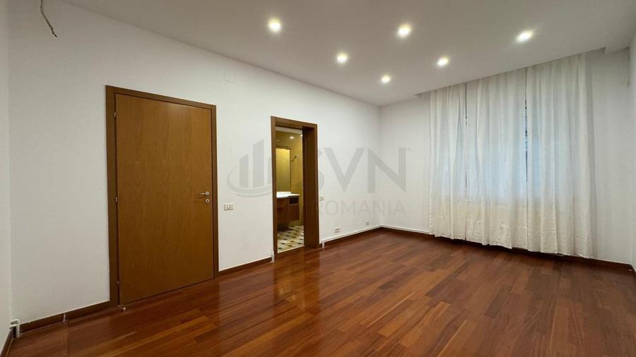 Apartament cu 5 camere decomandat în Primăverii