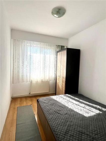 Apartament cu 3 camere semidecomandat, mobilat în Florilor