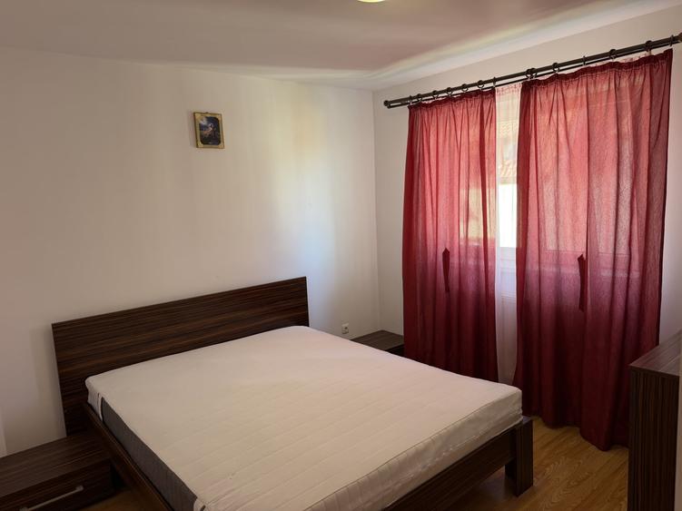 Apartament cu 3 camere semidecomandat, mobilat în Calea Poplăcii