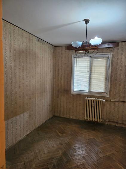 Apartament cu 3 camere semidecomandat în Titan