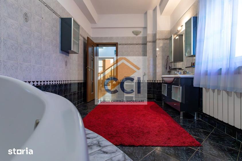 Casă cu 8 camere cu Teren 397 Mp în Central