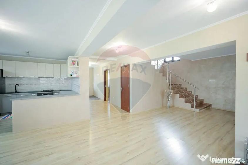 Casă cu 7 camere cu Teren 600 Mp în Haieu