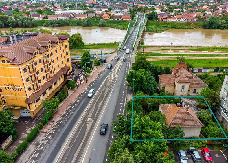Casă individuală cu 4 camere cu Canalizare în Romanilor