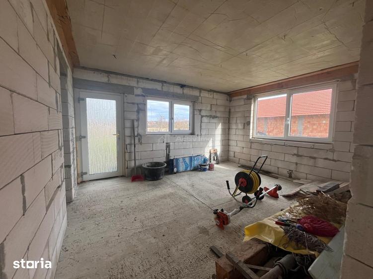 Casă cu 5 camere cu Teren 1414 Mp în Știuca
