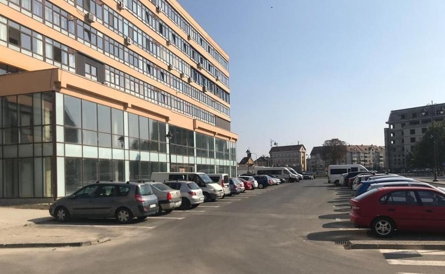 Birou, de 3,676 mp, în Central
