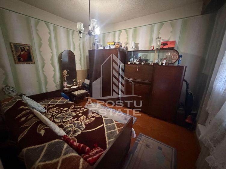 Apartament cu 3 camere semidecomandat, mobilat în Dacia