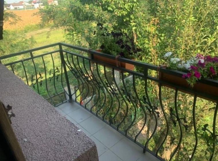 Casă cu 4 camere cu Garaj în Tărtășești
