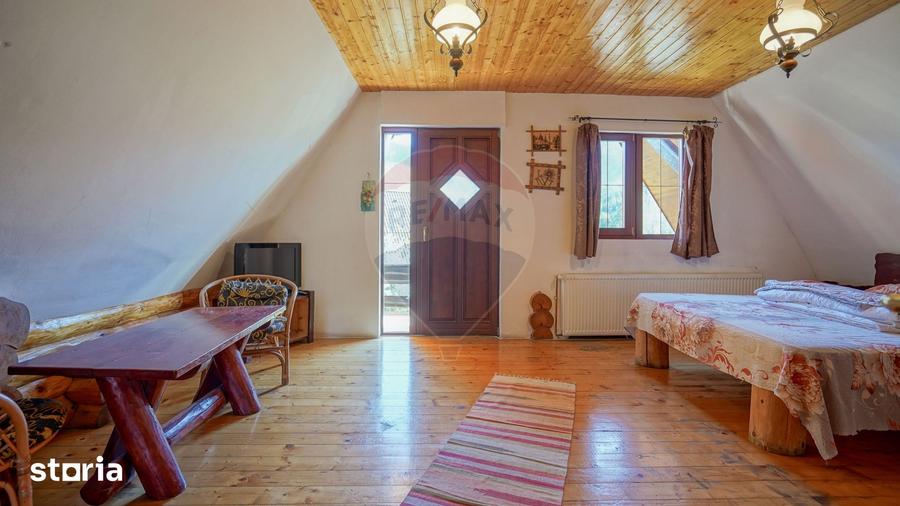 Casă cu 8 camere cu Teren 1000 Mp în Central