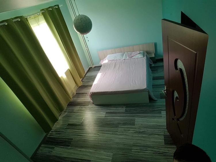Apartament cu 3 camere semidecomandat în Podu Roș