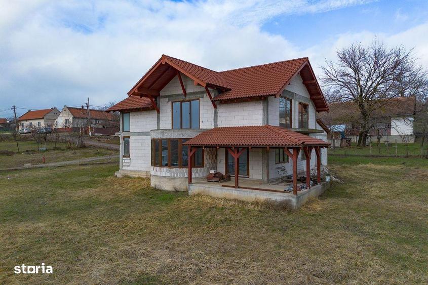 Casă cu 5 camere cu Teren 1553 Mp în Central