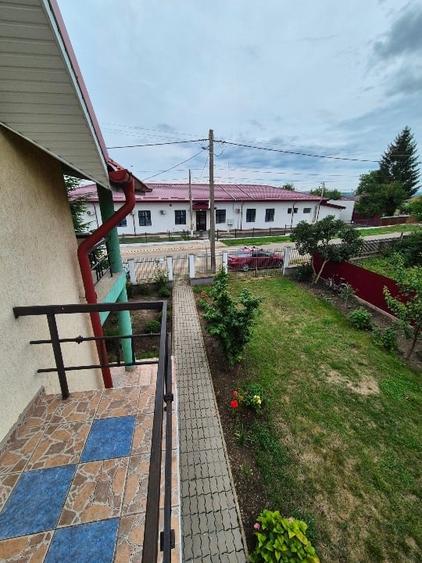 Casă individuală cu 4 camere cu Teren 1718 Mp în Siretu (Săucești)
